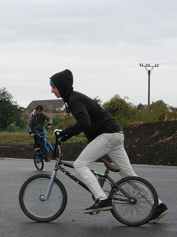 Velkopavlovičtí v úterý 28. září 2010 otevřeli nový úsek cyklostezky, novou rybářskou klubovnu a představili nové hřiště pro skatepark.