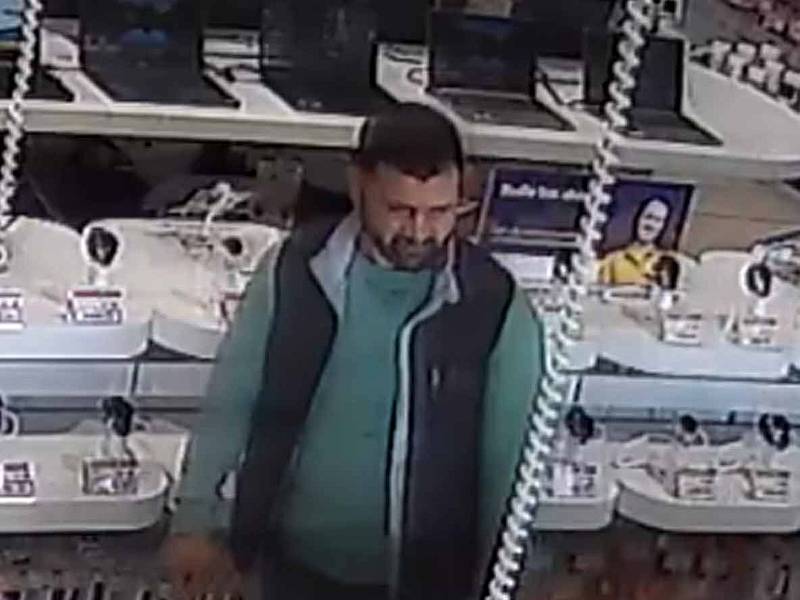 Policisté pátrají po muži a ženě na fotografii, kteří kradli v břeclavském obchodě s elektronikou.