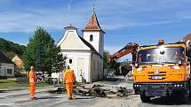 Od 10. května začaly práce na hlavním tahu Milovicemi. Foto: Deník/Iva Haghofer