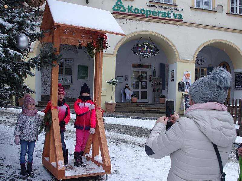 V zasněžené vánoční atmosféře procházeli v sobotu lidé mikulovským náměstím mezi stánky tradičního vánočního jarmarku.