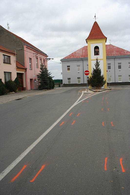 Kuriózní dopravní nehoda se stala v neděli před třetí hodinou ráno v Kosticích. Osobní auto tam narazilo uprostřed obce do kapličky.Nehoda si vyžádala dvě zranění. Obě zraněné osoby skončily v péči záchranářů, kteří je převezli do nemocnice.