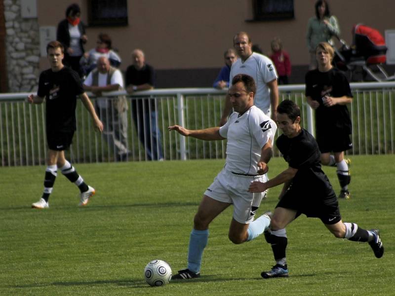 Fotbalisté Hrušek (v bílém) zažívají po postupu do okresního přeboru stále těžší zápasy.