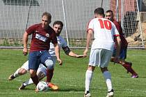 Fotbalisté Bavor (červené dresy) vstoupili do nové sezony III. třídy Břeclavska výhrou v Lanžhotě.