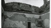 Dnešní lovecký sál mikulovského zámku, zachycený po požáru v roce 1945.