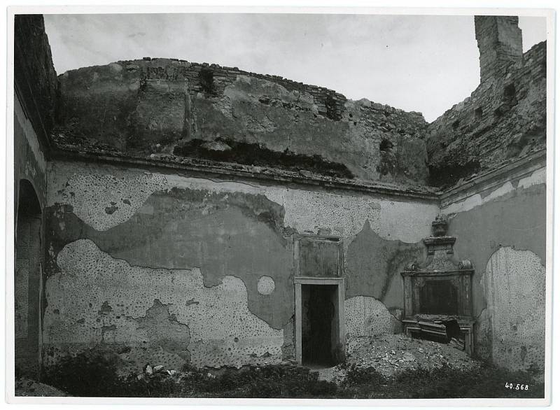 Dnešní lovecký sál mikulovského zámku, zachycený po požáru v roce 1945.