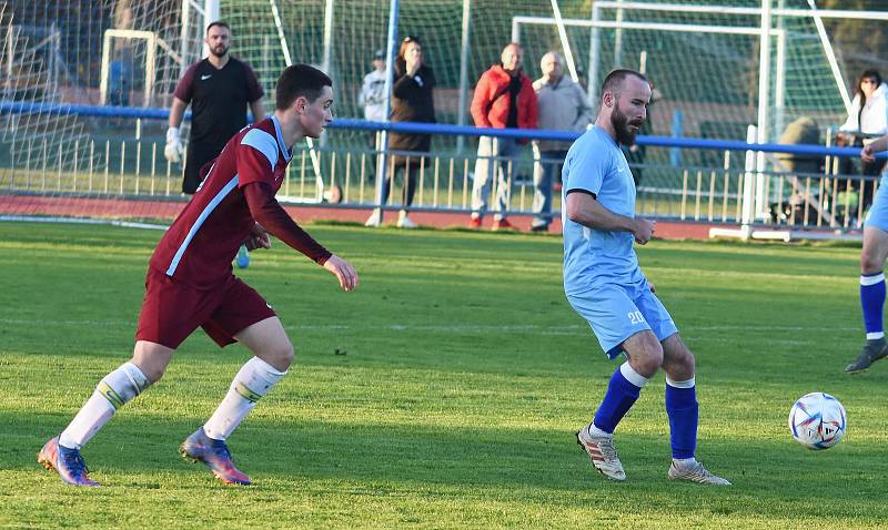 Fotbalisté Lednice (v modrém) remizovali 1:1 s Kunštátem.