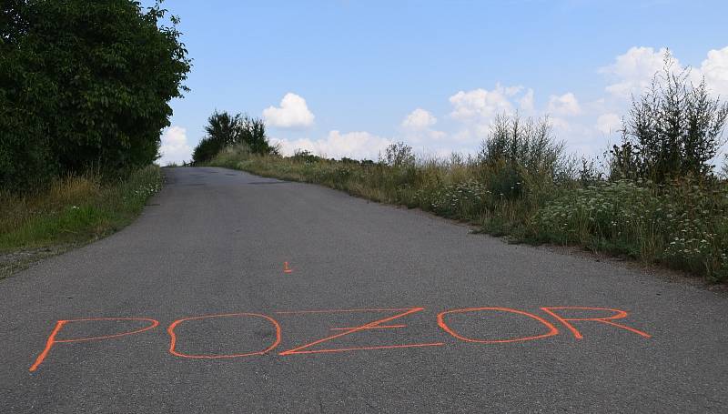 Mostek nad dálnicí D2 mezi Podivínem a Velkými Bílovicemi denně využívají stovky cyklistů i pěších. Státní silničáři kvůli jeho špatnému technickému stavu podali návrh k demolici.