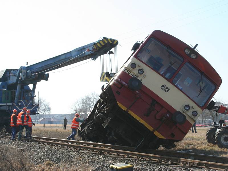Nehoda vlaku a kamionu u Velkých Pavlovic.