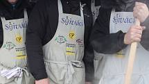 Soutěže ve vaření zelňačky se ve Velkých Bílovicích zúčastnilo téměř třicet týmů.