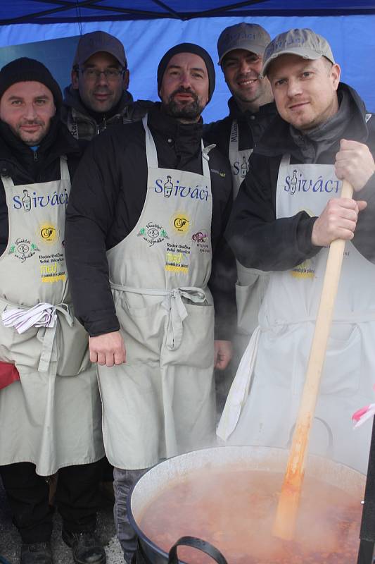 Soutěže ve vaření zelňačky se ve Velkých Bílovicích zúčastnilo téměř třicet týmů.