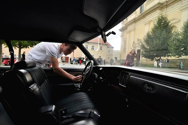 Jihem Moravy projel Pálavský Oldtimer. Předválečným veteránům mávali lidé především v Lednicko valtickém areálu.