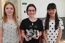 Studentky břeclavského gymnázia (zleva) Elisabet Truhlářová, Alena Gorčíková a Vu Hoang Anh zabodovaly v jarní části Robosoutěže, kterou pořádá pražské ČVUT. Staly se prvním ryze dívčím vítězným týmem v historii soutěže.