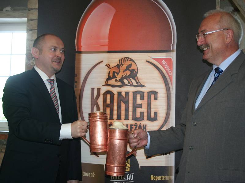 Obnovený Zámecký pivovar Břeclav odhalil jména svých dvou nových piv. Dvanáctka ponese již dříve používaný název Kanec, desetistupňové pivo bude Delegát. Výroba piva se do Břeclavi vrací po bezmála dvacetileté přetržce.