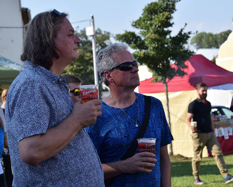 Areál pod břeclavským zámkem v sobotu zaplnily davy lidí. Přilákala je rozmanitá nabídka pivních speciálů z malých pivovarů.