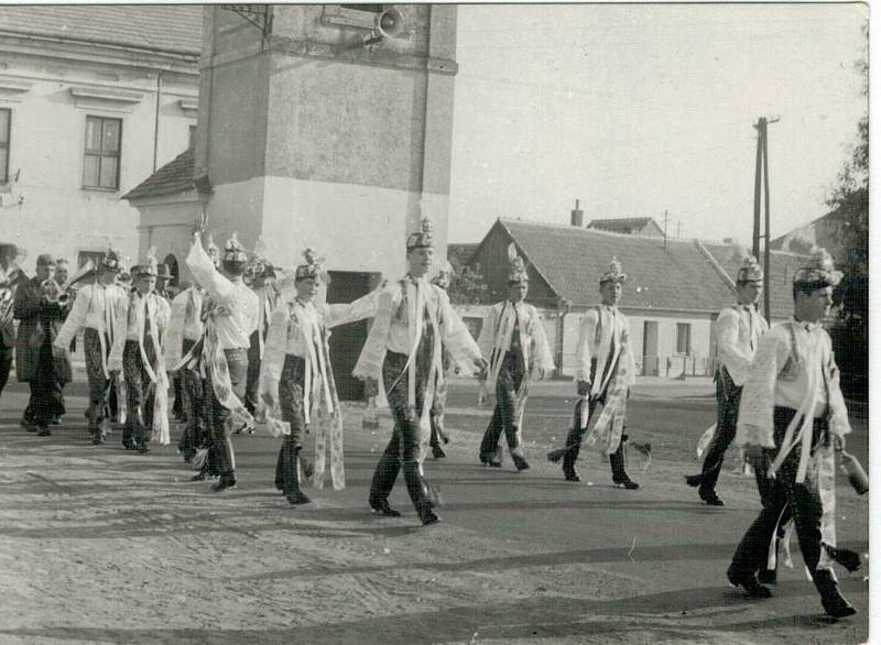 Obrázky ze života v Kosticích. Hody – konec 60 let.