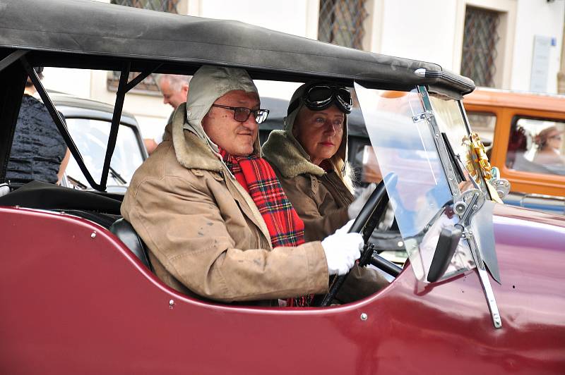 Jihem Moravy projel Pálavský Oldtimer. Předválečným veteránům mávali lidé především v Lednicko valtickém areálu.