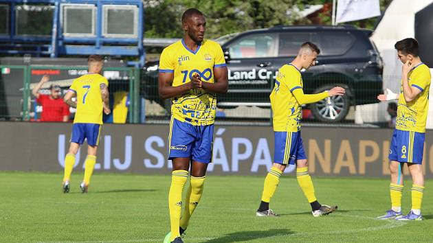 Fotbalisté Zlína (žluté dresy) se představí na fotbalových oslavách v Lanžhotu.