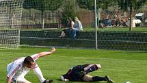 Lanžhotští fotbalisté (v bílém) po změně takticky ve druhém poločase dokázali porazit Rakvice 2:1.