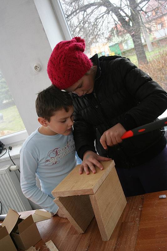 Sedmadvacetiletý Martin Václavík z břeclavské Duhovky v sobotu učil děti udělat ptačí budku pro sýkorky. Při této akci střediska volného času jich i s několika dospělými stloukli několik. 