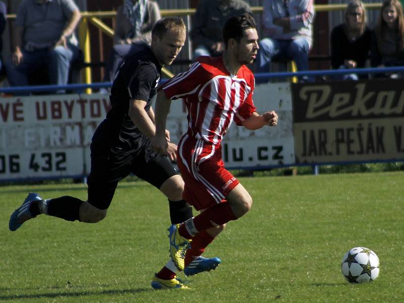 Vinařské derby mezi Velkámi Pavlovicemi a Bořeticemi sice tentokrát nepřineslo žádné vyloučení, ovšem čtyři stovky diváků viděly šest branek. 