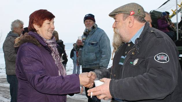 Čeští a rakouští sousedi na hranicích u Nového Přerova. Navzájem si vždy popřejí do nového roku.