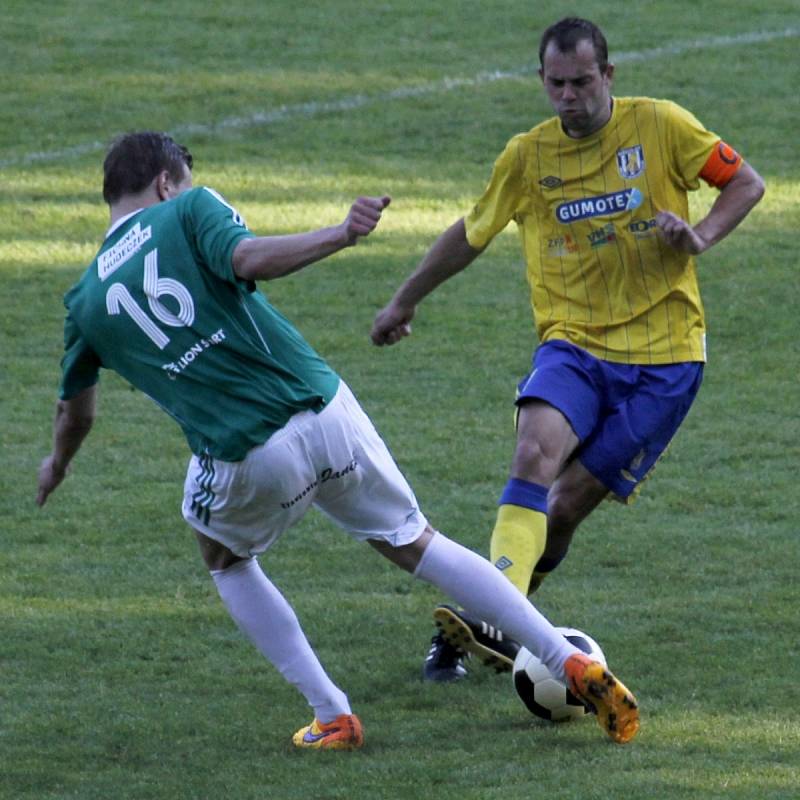 Břeclavští fotbalisté (ve žlutém) se se sezonou loučili výhrou.