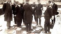 Návštěva T. G. Masaryka na systematickém archeologickém výzkumu římského opevnění na Hradisku u Mušova (asi 1927).