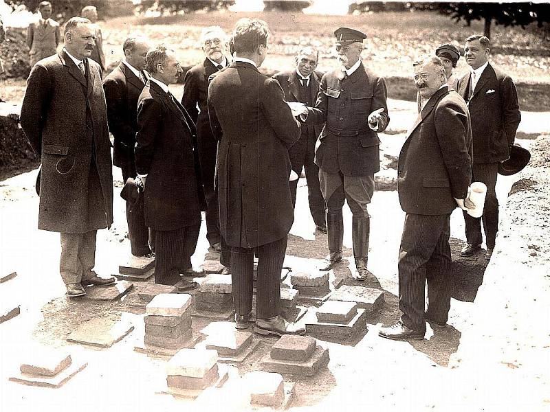 Návštěva T. G. Masaryka na systematickém archeologickém výzkumu římského opevnění na Hradisku u Mušova (asi 1927).