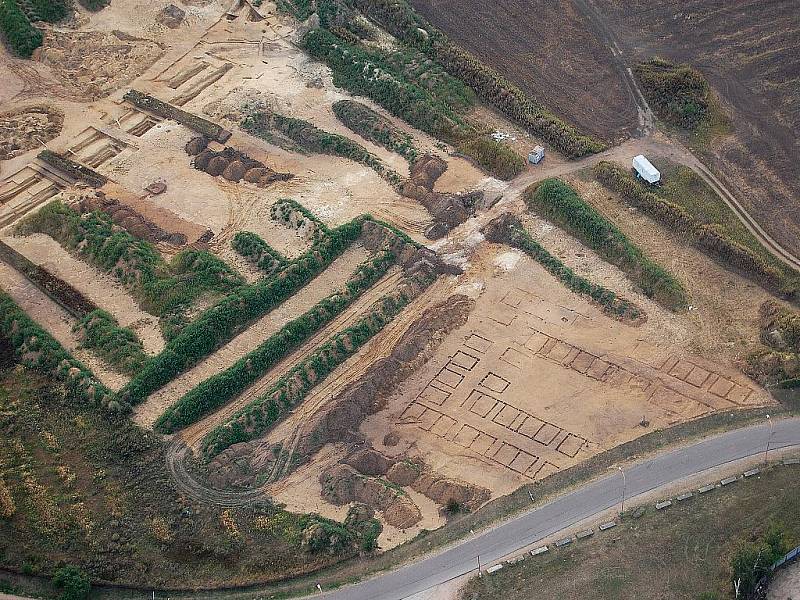 Letecký snímek na plochu záchranného archeologického výzkumu na katastru Pasohlávek v roce 2009.