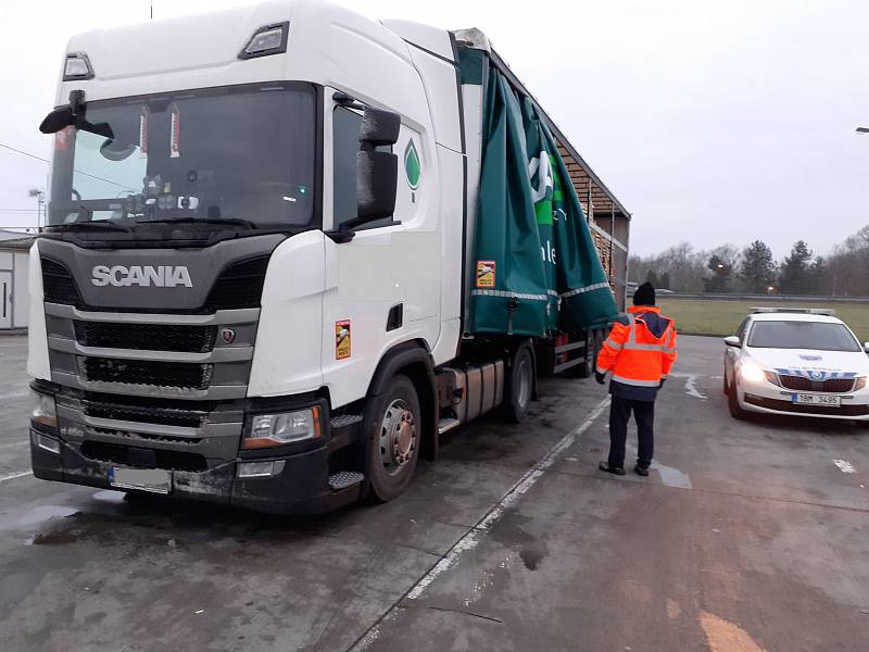 V nákladním prostoru bulharského kamionu se ukrývali čtyři běženci. Jihomoravští celníci je objevili na dálnici D2 nedaleko Lanžhota.