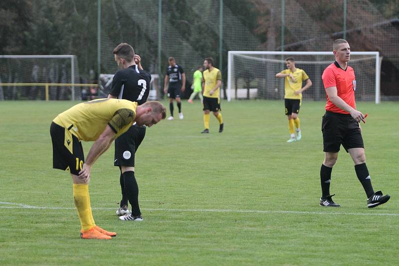 Fotbalisté Krumvíře (ve žlutém) porazili Svratku Brno 3:2.