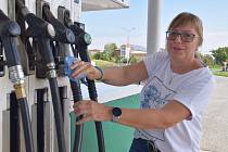 Na několika čerpacích stanicích na Břeclavsku tankovali řidiči v pondělí dopoledne benzín a naftu těsně pod hranicí čtyřiceti korun za litr.
