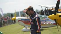 Letecký den na letišti v Břeclavi přilákal davy návštěvníků. K největším atrakcím patřila maketa stíhačky Spitfire a letoun ze soutěží Red Bull Air Race, kterým pilotuje Martin Šonka.