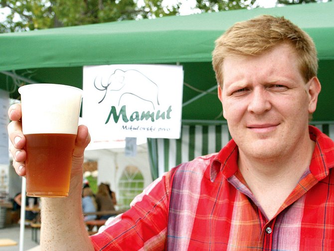 Mikulovské pivo Mamut představuje na snímku spolumajitel tamního pivovaru Libor Ilčík.