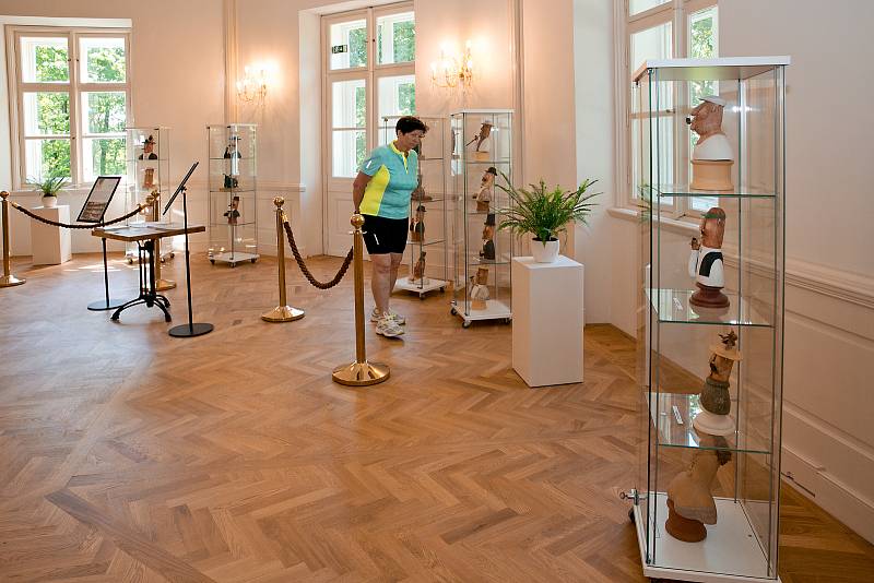 Výstava keramiky Jaroslava Homoly a porcelánu Radky Linhartové začala o víkendu na letním zámečku Belveder, který je součástí Lednicko valtického areálu.