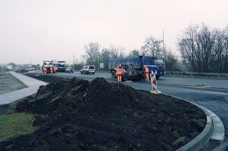 U pasohláveckého Aqualandu Moravia dělníci rozšiřují křižovatku.