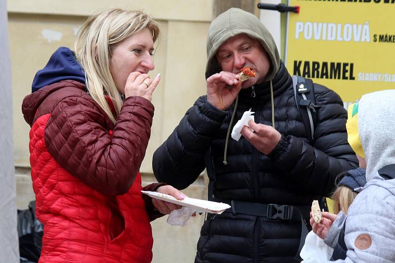 Trávník na zámku ve Valticích ozdobila velikonoční vejce, na zámecké louce se uskutečnil rokokový piknik.