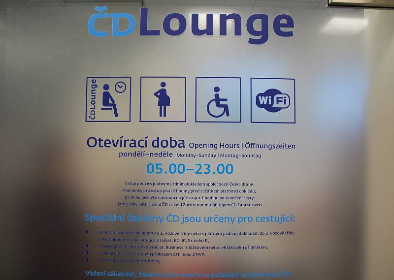 České dráhy otevřely novou čekárnu ČD Lounge ve vestibulu vlakového nádraží v Břeclavi. Na prosklených stěnách jsou siluety prezidenta Masaryka a břeclavských dominant.