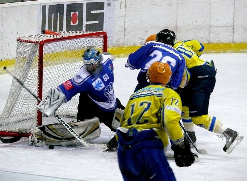 Břeclavští hokejisté (ve žlutém) zdolali doma Kolín 5:3.