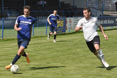 Fotbalisté Břeclavi (v modrém) remizovali s Pelhřimovem 1:1.