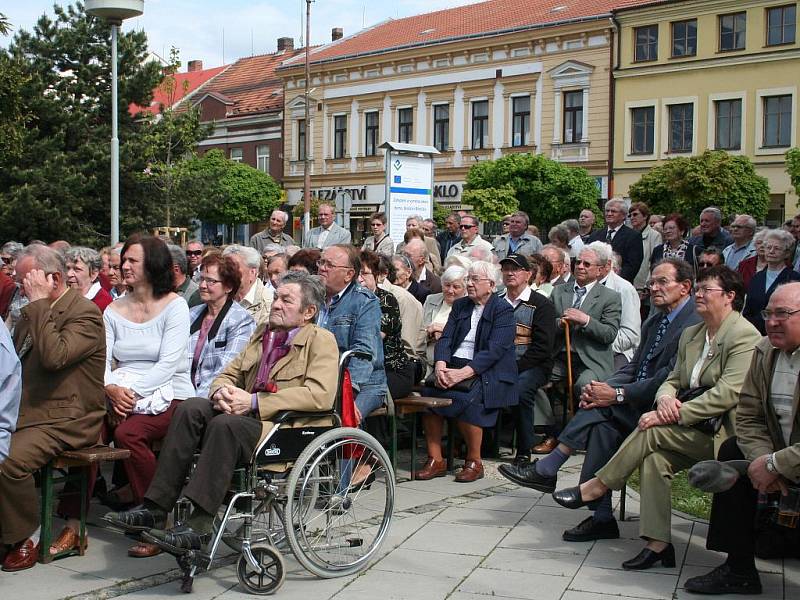 Komunistická strana Čech a Moravy slavila před Domem školství v Břeclavi Svátek práce.