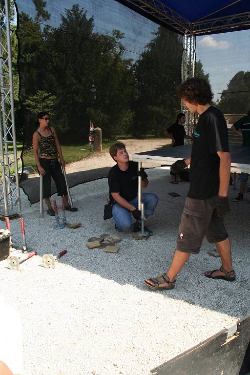 Stavba pódia pro festival Hudba z podzámčí na nádvoří lednického zámku.