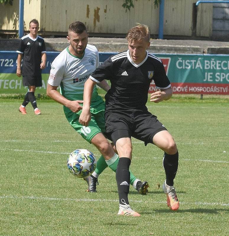 Břeclavští fotbalisté (v černém) vyhráli v přípravném utkání s divizním Bzencem 6:1.