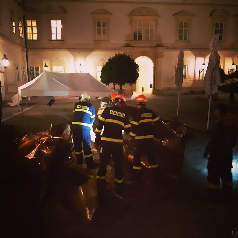 Páteční bouřka poškodila část střechy zámku ve Valticích na Břeclavsku.