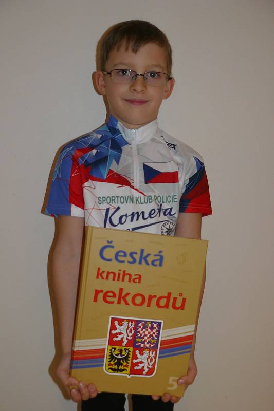 Vojtěch Blažek se již jako šestiletý zapsal do české knihy rekordů. Dnes sedmiletý chlapec zabodoval při balancování na krasokole.