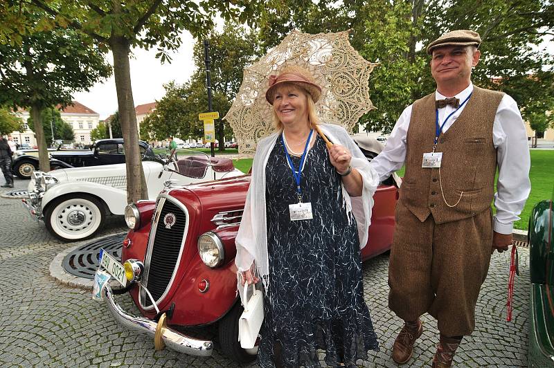 Jihem Moravy projel Pálavský Oldtimer. Předválečným veteránům mávali lidé především v Lednicko valtickém areálu.