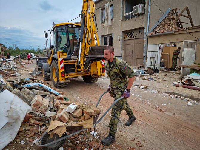 Vojáci Armády České republiky pomáhající v obcích na jihu Moravy poničených tornádem.