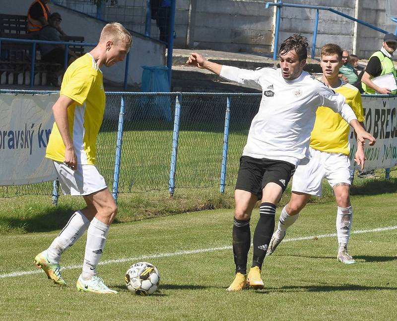 Fotbalisté Břeclavi (ve žlutém) porazili Bystřici nad Pernštejnem 1:0.