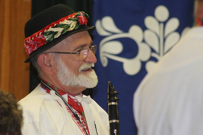 Břeclavský Dům školství patřil v sobotu večer folkloru, zpěvu a tanci. Známému břeclavskému folkloristovi Jaroslavu Švachovi zazpíval k jubileu také Jožka Černý.