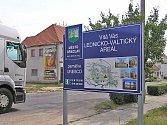 Vítá vás Lednicko-valtický areál, přečte si turista na ceduli při vjezdu do břeclavské městské části Charvátská Nová Ves. 